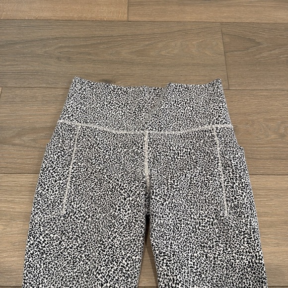 ATHLETA White Black Salutation Stash II‎ Pocket Textured 7/8 Tight Leggings ST - Picture 4 of 14